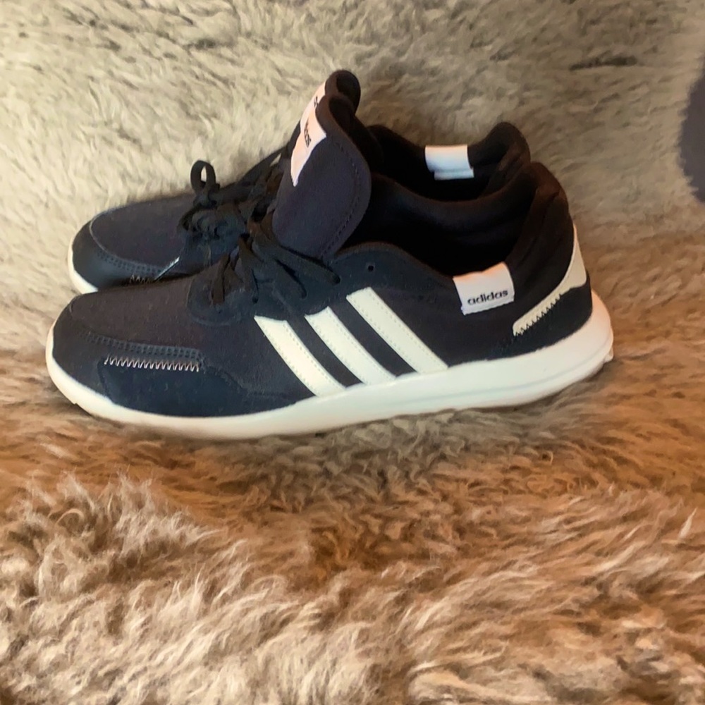 NWOT Adidas RETRORUN sneaker